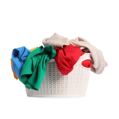 Beyazlar üzerinde izole edilmiş renkli giysilerle dolu plastik çamaşır sepeti.