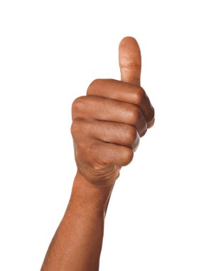 Afro-Amerikalı adam beyaz arka planda baş parmak gösteriyor, yakın plan.