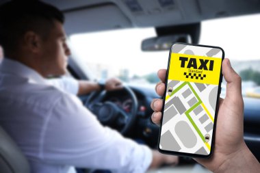 Takside oturan adam cep telefonu uygulaması ile aradı.