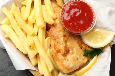 İngiliz Geleneksel Balık ve patates kızartması soslu, limonlu ve maydanozlu.