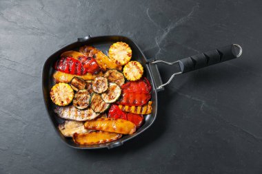 Koyu dokulu masada, tavada nefis ızgara sebzeler.