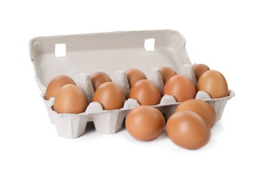 Yumurta kutusundaki çiğ tavuk yumurtaları beyaza izole edilmiş.