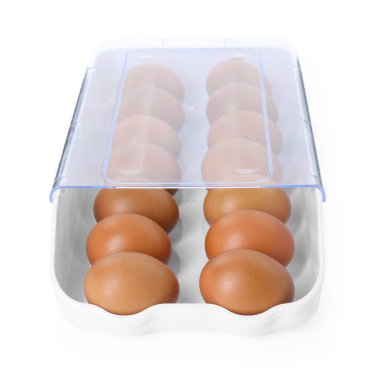 Plastik kabın içindeki çiğ tavuk yumurtaları beyaza izole edilmiş.