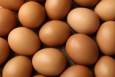 Masada bir sürü çiğ tavuk yumurtası var.