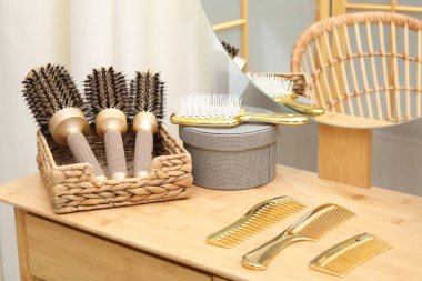 İçerideki ahşap gösteriş için farklı saç şekillendirme araçları.