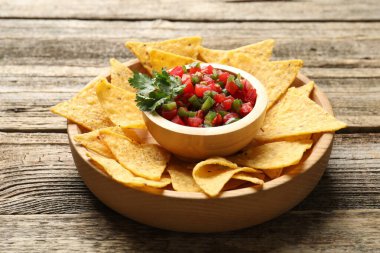 Tahta masada nachos ile nefis salsa sosu, yakın plan.