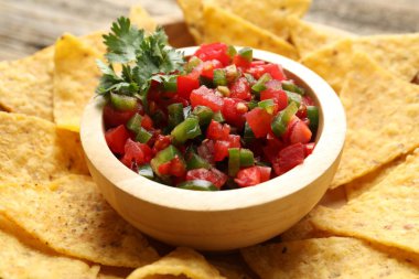 Masada nachos ile lezzetli salsa sosu, yakın plan.