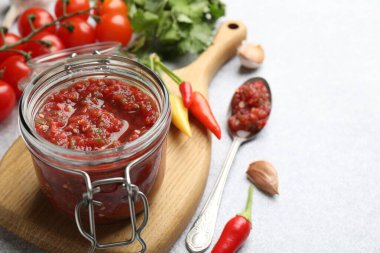 Kavanozda salsa sosu ve ışık masasında malzemeler, yakın plan.