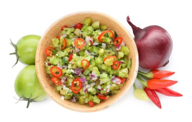 Kasede lezzetli salsa sosu ve beyaza izole edilmiş malzemeler.