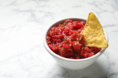 Kasede salsa sosu ve beyaz mermer masada nacho, yakın plan. Metin için boşluk