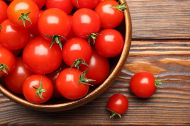 Tahta masanın üstünde taze olgun domatesler.