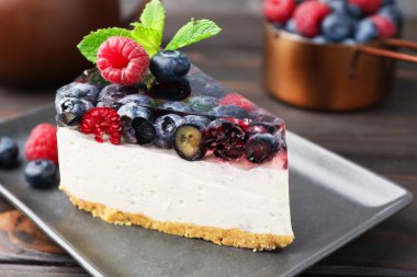 Böğürtlenli ve nane şekerli nefis bir cheesecake.