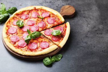 Lezzetli biberli pizza ve taze fesleğen. Metin için boşluk