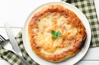 Lezzetli Megrelian Khachapuri beyaz ahşap masada servis edilir.