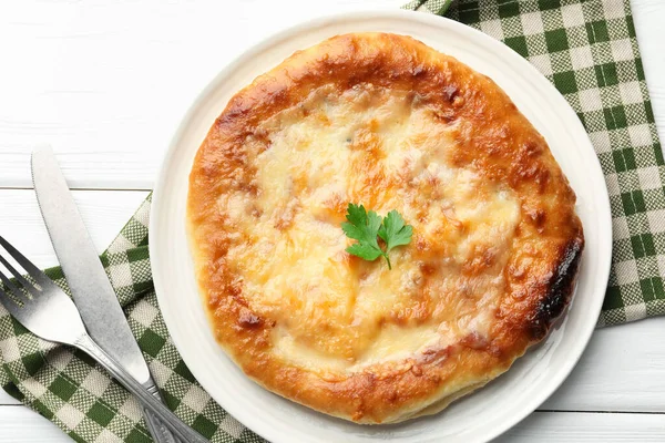 Lezzetli Megrelian Khachapuri beyaz ahşap masada servis edilir.