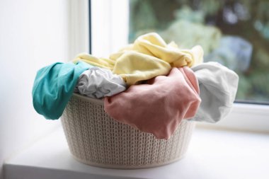 Pencere pervazında çamaşır sepeti var. Kapalı.