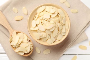 Taze badem taneleri beyaz ahşap masada, düz yatıyordu.