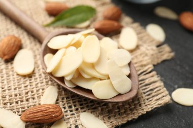 Taze badem gevrekleri ve fındıklar gri masada, yakın plan.