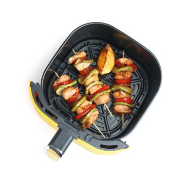 Kızarmış tavuk ve sebzeli şişler, tavuklu kızartma sepeti, beyaz, üst manzara.