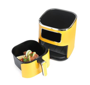 Kızartma sepetinde çiğ tavuk ve sebzeli şişler beyaza izole edilmiş.