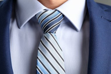 Takım elbiseli şık kravatlı adam, yakın plan.