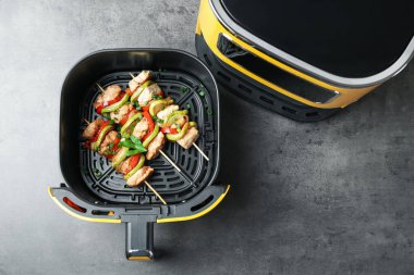 Gri masadaki tavuklu ve sebzeli lezzetli şişler.