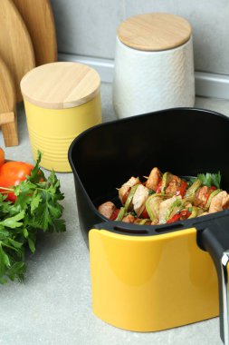 Açık gri masada tavuklu ve sebzeli lezzetli şişler. Yakın plan.