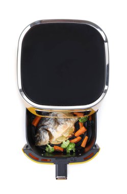 Tavada pişmiş balık, limon ve sebzeler. Beyazda izole edilmiş, üst manzara.