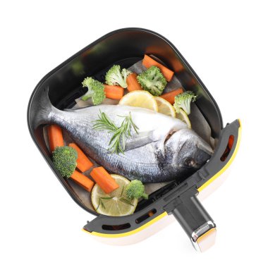 Çiğ balık, limon ve sebzeler, tavada izole edilmiş, beyaz, üst manzara