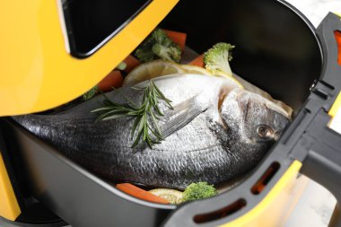 Çiğ balık, limon ve sebzeler, masada, yakın plan.