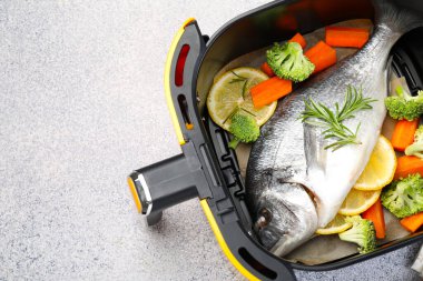 Çiğ balık, limon ve sebzeler açık gri masada, tepede. Metin için boşluk