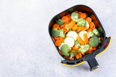 Çiğ havuç, brokoli ve kabak açık gri masada tava, üst manzara. Metin için boşluk