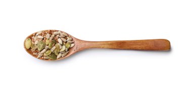 Kaşıkta farklı tohumların karışımı beyaz, üst görünümde izole edilmiş