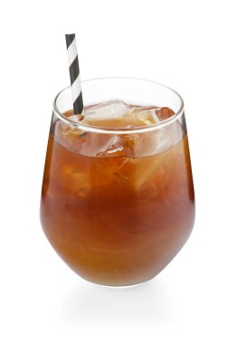 Lezzetli buzlu kahve ve beyaz bardakta saman.