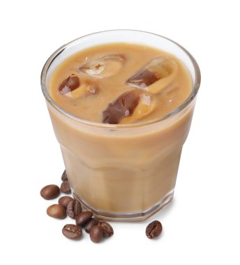 Sütlü buzlu kahve ve beyaz üzerine izole fasulye.