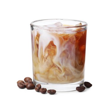 Sütlü buzlu kahve ve beyaz üzerine izole fasulye.