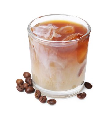 Sütlü buzlu kahve ve beyaz üzerine izole fasulye.