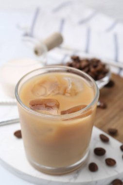 Sütlü ve fasulyeli lezzetli buzlu kahve, yakın plan.