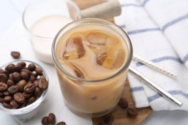 Sütlü ve fasulyeli lezzetli buzlu kahve, yakın plan.