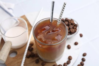 Sütlü ve fasulyeli lezzetli buzlu kahve, yakın plan.