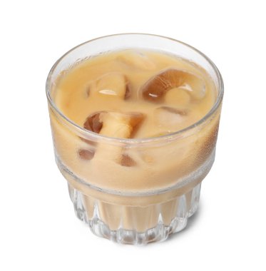 Buzlu kahve ve beyaz üzerine izole edilmiş süt.