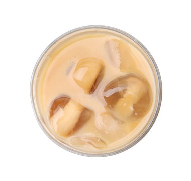 Buzlu ve sütlü lezzetli kahve, beyaz, üst manzara.