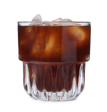 Beyaza izole edilmiş buzlu lezzetli kahve.