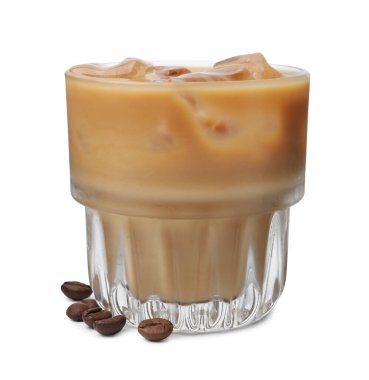 Sütlü buzlu kahve ve beyaz üzerine izole fasulye.