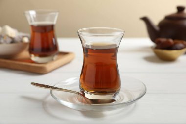 Geleneksel Türk çayı bardakta beyaz ahşap masada, yakın plan