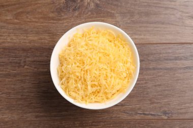 Tabakta rendelenmiş peynir, ahşap masa, üst manzara.