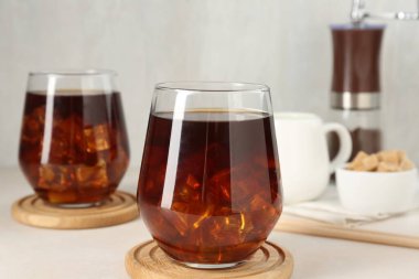 Lezzetli buzlu kahve beyaz masada, yakın plan.