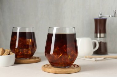 Lezzetli buzlu kahve ve şeker beyaz masada