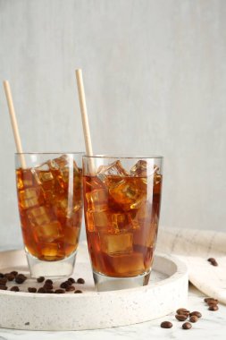 Lezzetli buzlu kahve ve fasulyeler masada.