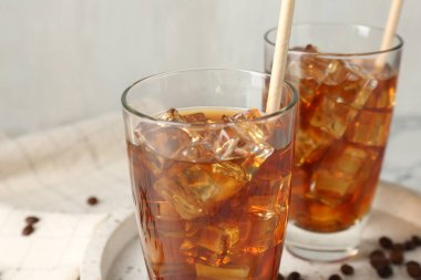 Lezzetli buzlu kahve ve fasulyeler masada, yakın plan.